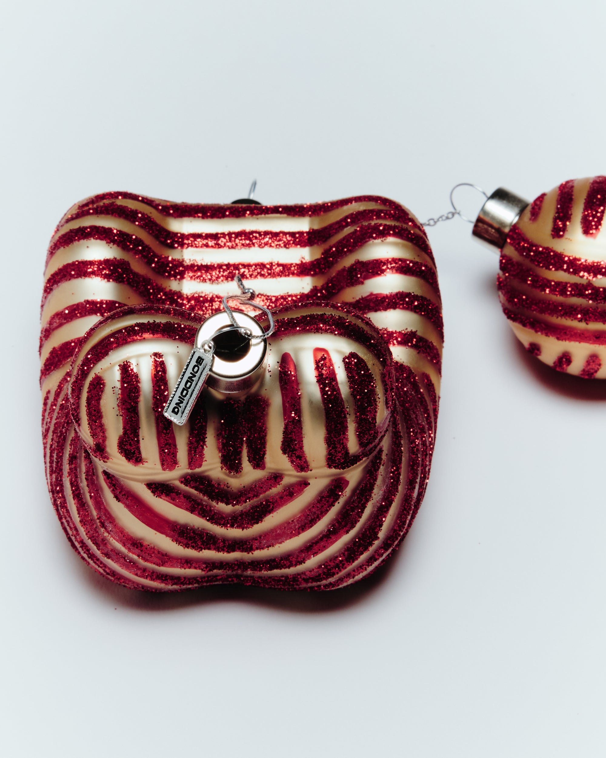 BONDDING PROTEST CHAIR ORNAMENT